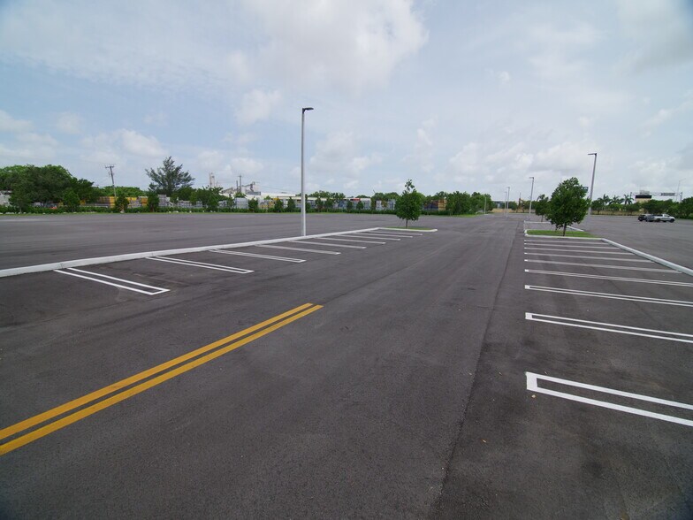 1001 NW 12th Ter, Pompano Beach, FL à louer - Photo du bâtiment - Image 3 de 12