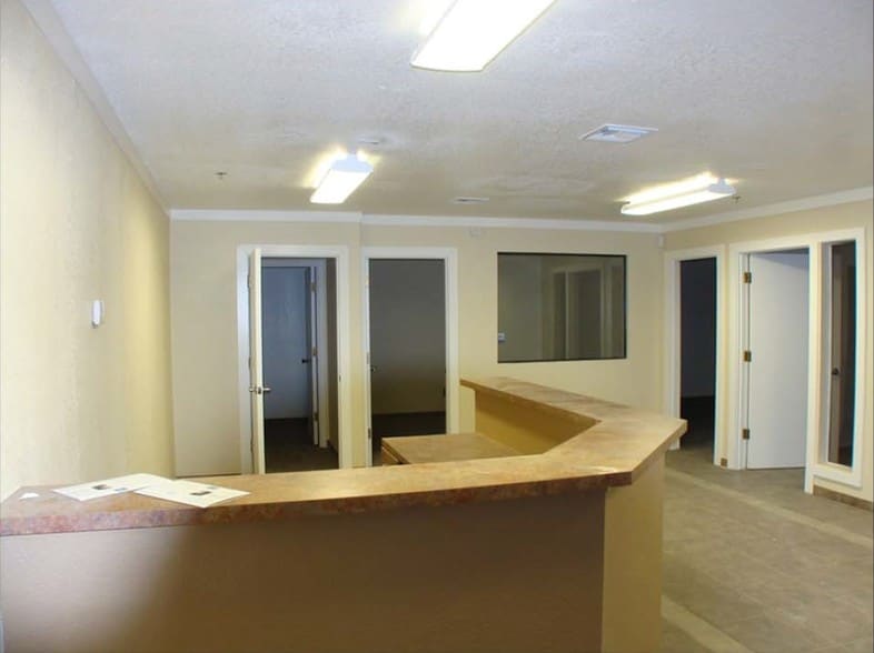 4609 S 33rd Pl, Phoenix, AZ for lease - Interior Photo - Image 2 of 6