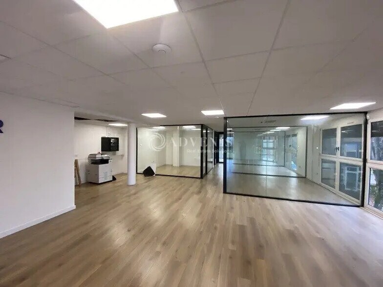 Office in Montigny-le-Bretonneux for lease - Interior Photo - Image 2 of 4