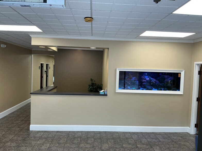 8215 Roswell Rd, Atlanta, GA à vendre - Hall d’entrée - Image 2 de 9