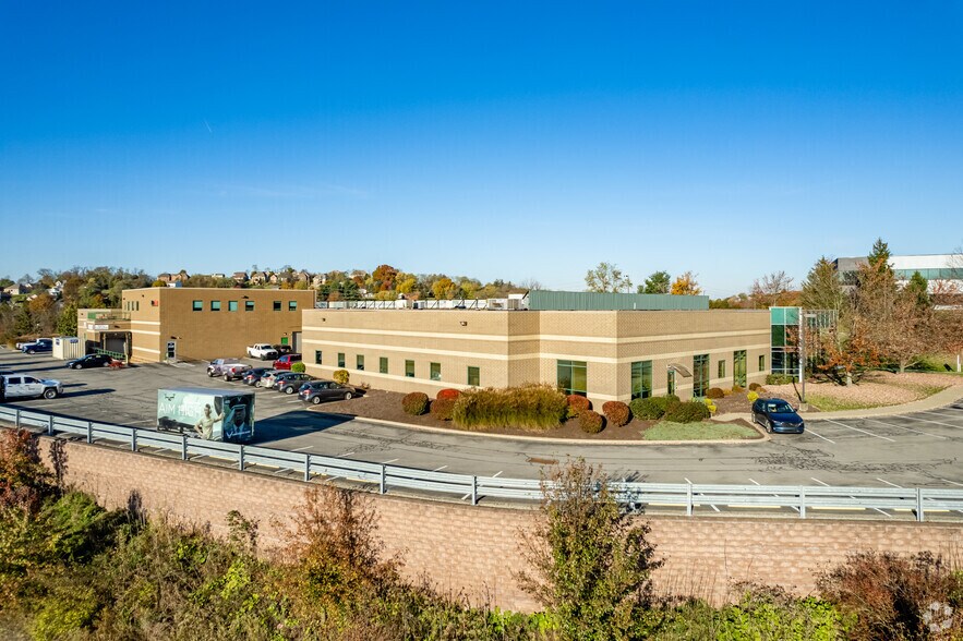 121 Hillpointe Dr, Canonsburg, PA à louer - Photo du bâtiment - Image 3 de 5