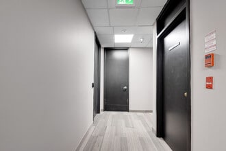 700 Dorval Dr, Oakville, ON à louer Photo intérieure- Image 2 de 9