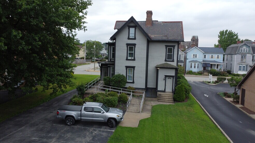 438 Depot St, Latrobe, PA à louer - Photo du bâtiment - Image 3 de 11