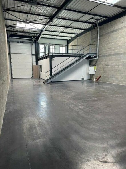 Flex in Decines Charpieu for lease - Building Photo - Image 2 of 15