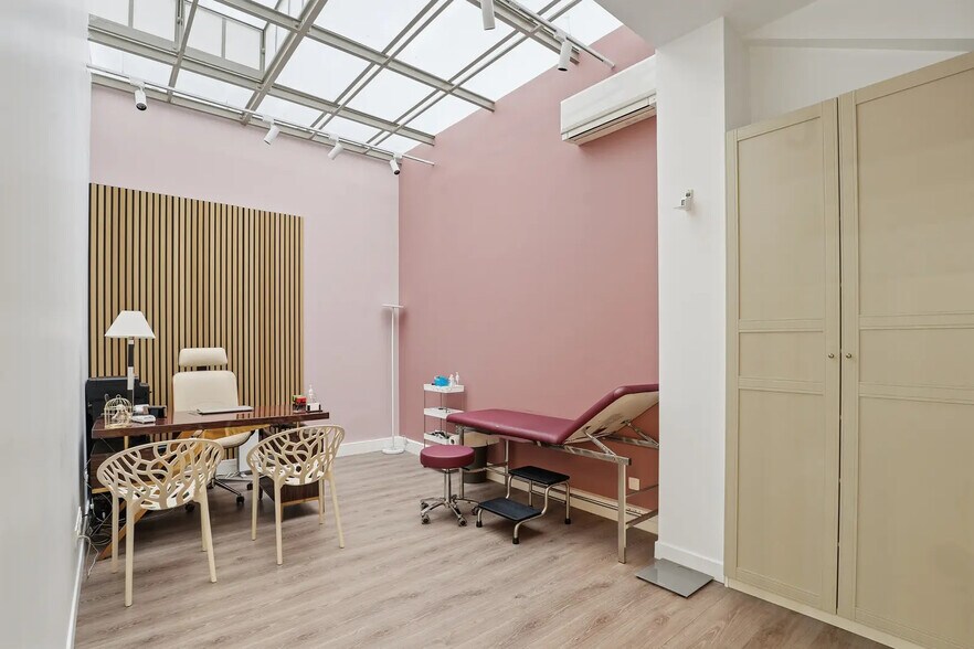 Office in Paris for sale - Interior Photo - Image 1 of 5