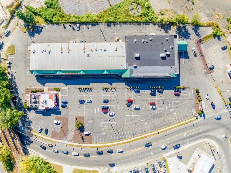 649 W Main St, Waterbury, CT à vendre - Photo du bâtiment - Image 3 de 10