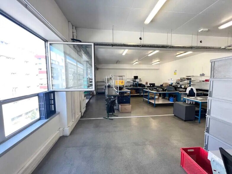 Flex in Paris for lease - Interior Photo - Image 2 of 4