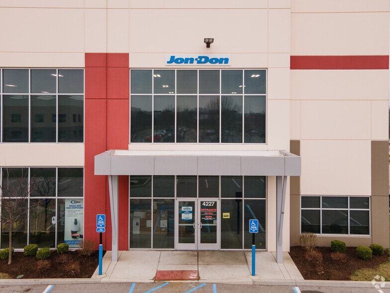 4207-4227 Earth City Expy, Earth City, MO for lease - Building Photo - Image 3 of 6