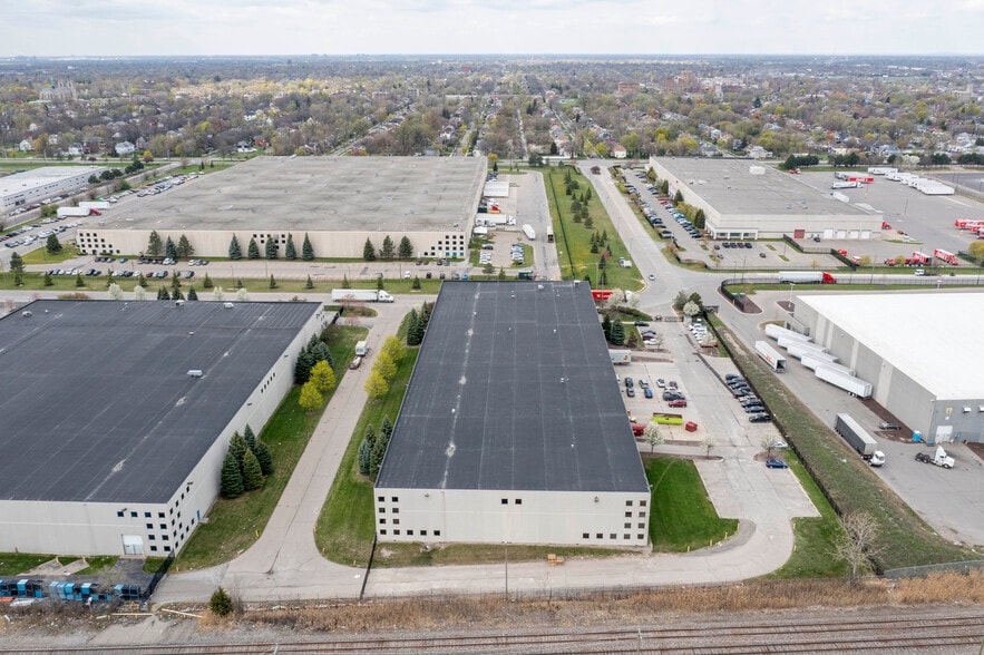 12225 Oakland Park Boulevard, Highland Park, MI for lease - Building Photo - Image 2 of 5