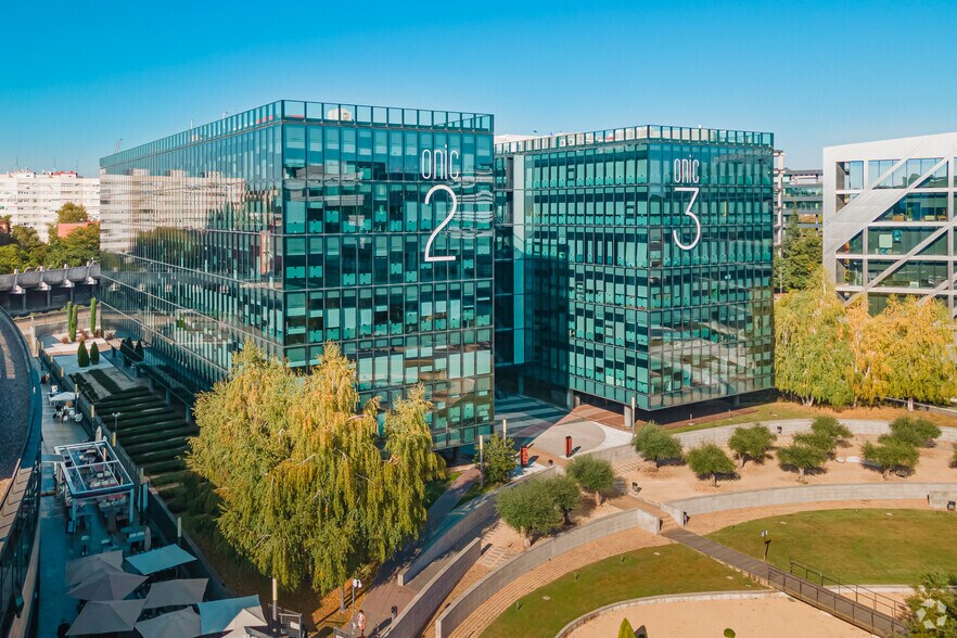 Calle Vía de los Poblados, 3, Madrid, Madrid à louer - Photo du bâtiment - Image 2 de 5