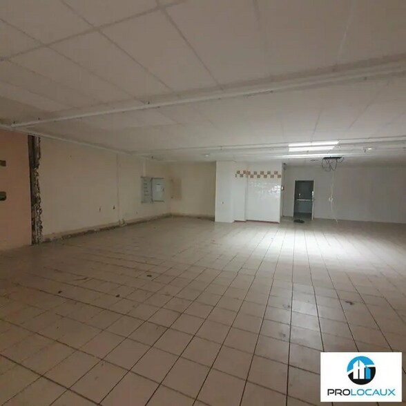 Retail in Grenoble for lease - Interior Photo - Image 1 of 3