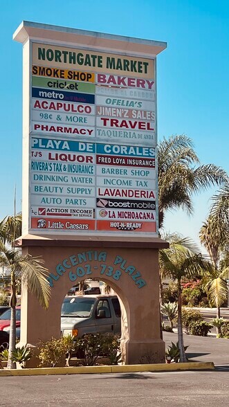 714-720 W Chapman Ave, Placentia, CA à louer - Photo du bâtiment - Image 3 de 5