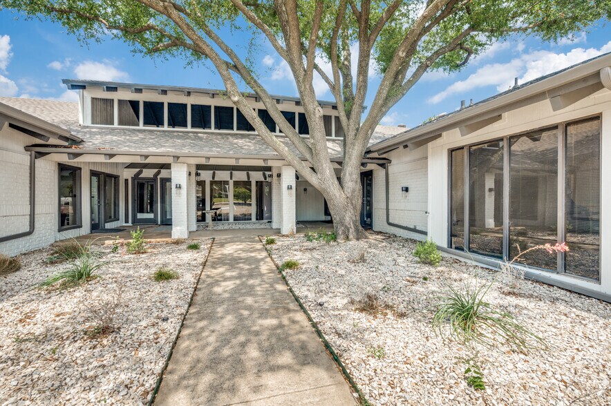 1725 Cimarron Trl, Hurst, TX à louer - Photo du bâtiment - Image 2 de 21