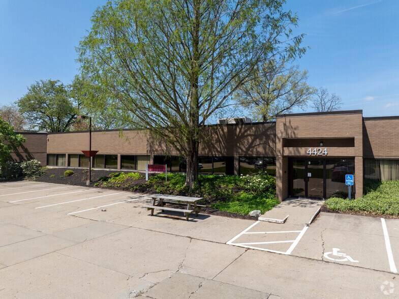 4420-4424 Carver Woods Dr, Blue Ash, OH à vendre - Photo du bâtiment - Image 3 de 8