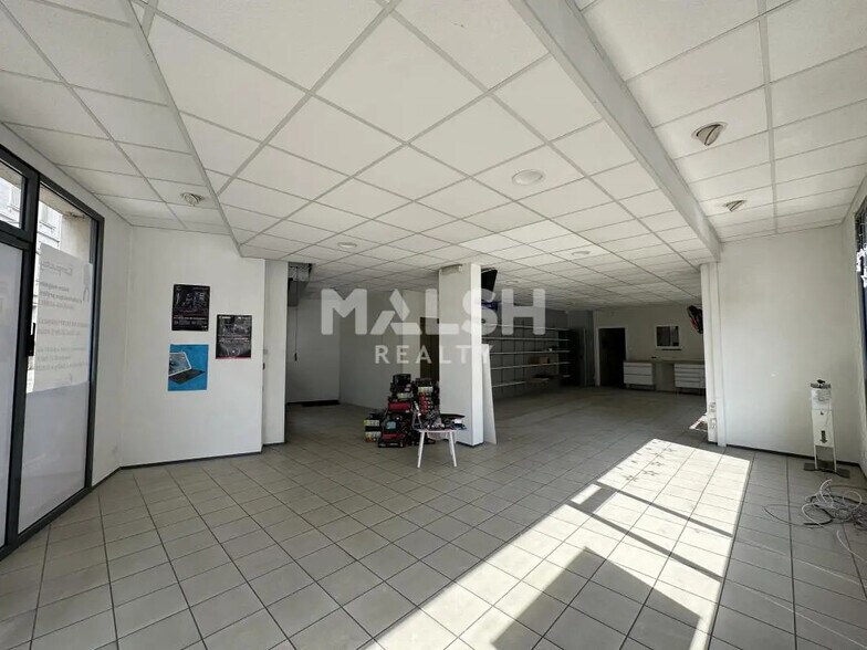 Retail in Villefranche-sur-Saône for sale - Interior Photo - Image 2 of 7