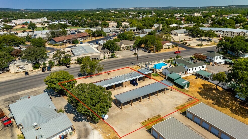 405 S Washington St, Fredericksburg, TX à vendre - Photo du bâtiment - Image 3 de 21