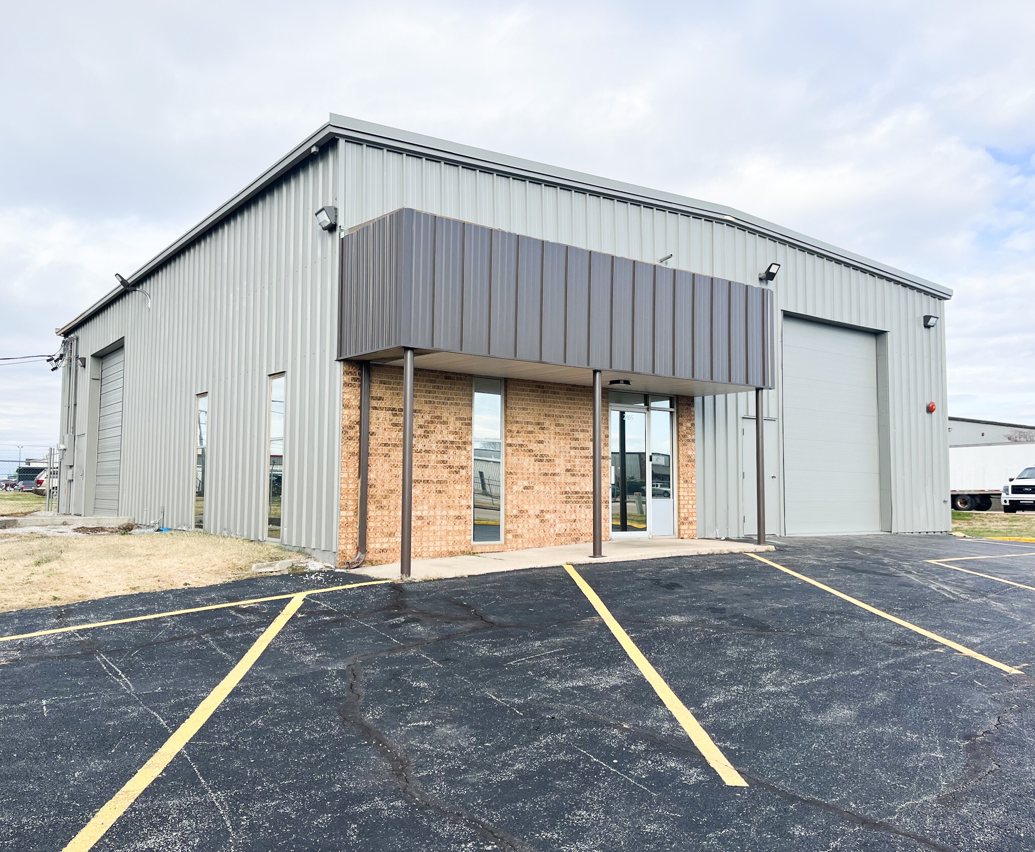 2465 E Jean St, Springfield, MO for lease Building Photo- Image 1 of 13