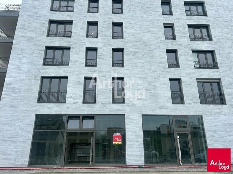 Retail in Rennes for lease - Building Photo - Image 2 of 5