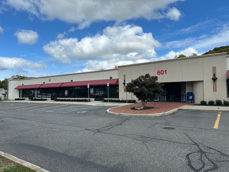 601 Veterans Memorial Hwy, Hauppauge, NY for lease - Building Photo - Image 2 of 6