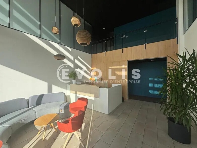 Flex dans Jonage à louer - Photo du bâtiment - Image 2 de 14