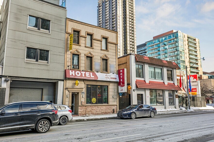 135 Jarvis St, Toronto, ON à vendre - Photo du bâtiment - Image 3 de 9