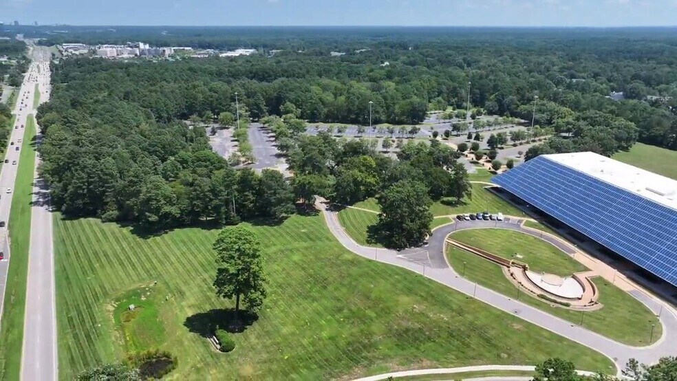 605 Eastowne Dr, Chapel Hill, NC à louer - Vidéo sur l’inscription commerciale - Image 2 de 18