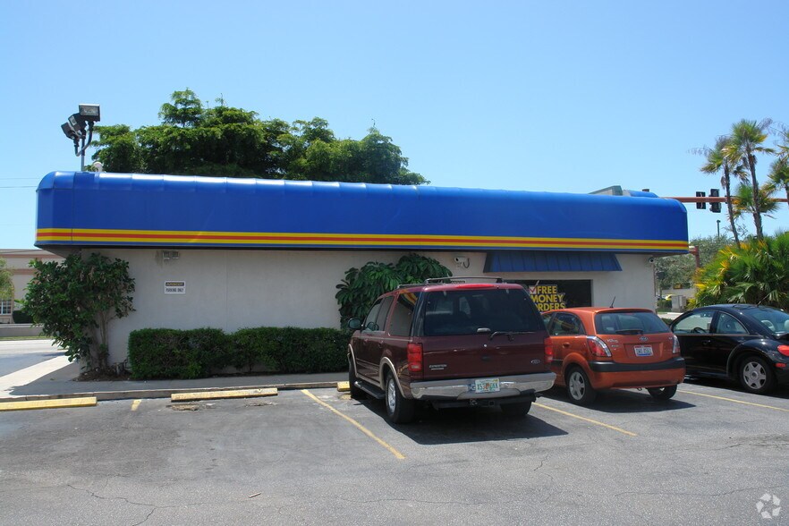 1155 N Tamiami Trl, Sarasota, FL à vendre - Photo du bâtiment - Image 2 de 2