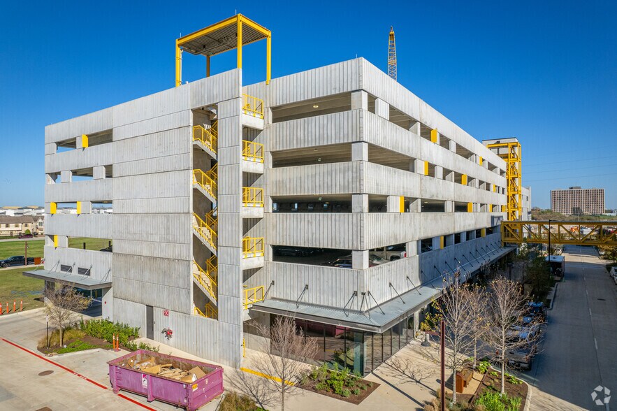 100 Jensen Dr, Houston, TX à louer - Photo du bâtiment - Image 1 de 28