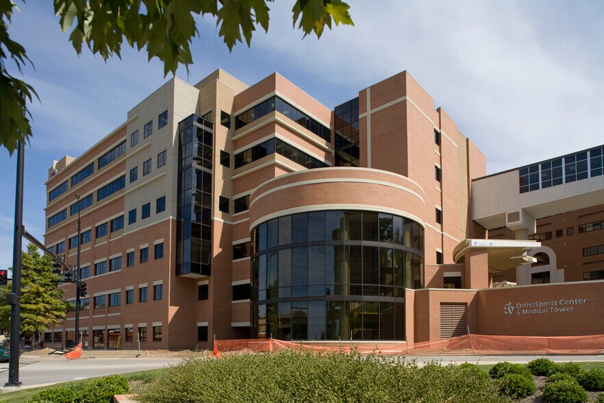 805 Saint Vincents Dr, Birmingham, AL à louer - Photo du bâtiment - Image 2 de 7