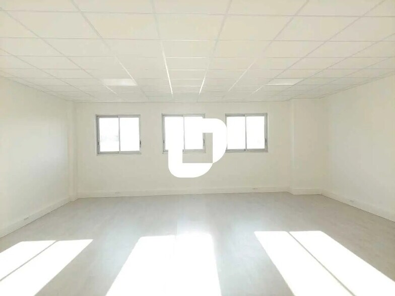 Office in Trappes for lease - Interior Photo - Image 3 of 17