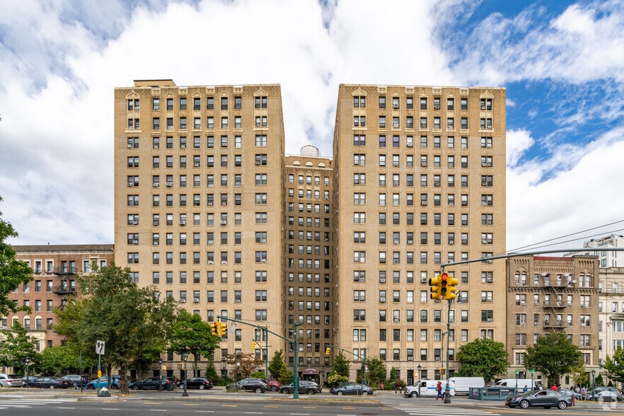 135 Eastern Pkwy, Brooklyn, NY for lease - Primary Photo - Image 1 of 21