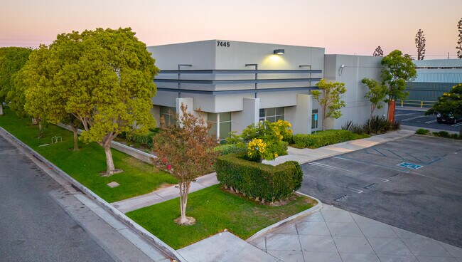 Plus de détails pour 7445-7455 Lampson Ave, Garden Grove, CA - Industriel à vendre