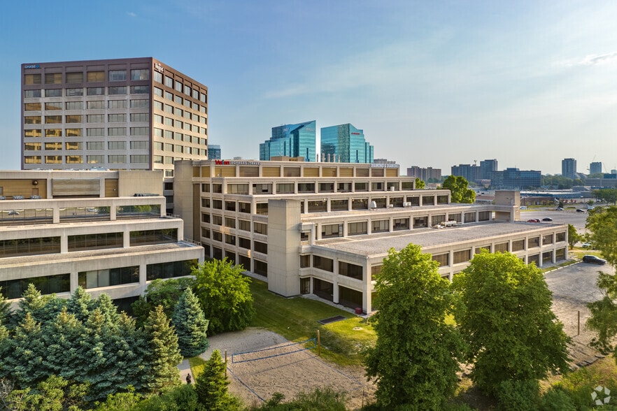 245 Consumers Rd, Toronto, ON à louer - Photo du bâtiment - Image 3 de 10