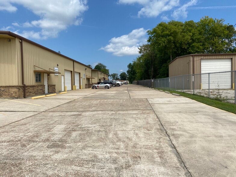 1930 W Cardinal Dr, Beaumont, TX for lease - Building Photo - Image 3 of 19