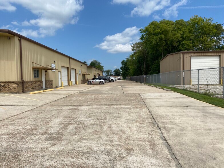 1930 W Cardinal Dr, Beaumont, TX à louer - Photo du bâtiment - Image 3 de 19