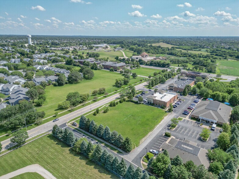 1056 104th St, Naperville, IL à vendre - Photo du bâtiment - Image 3 de 11