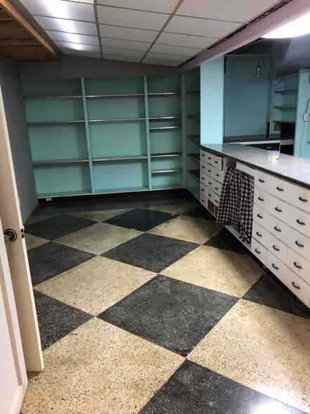 109 W Monroe St, Herrin, IL for lease - Interior Photo - Image 2 of 25