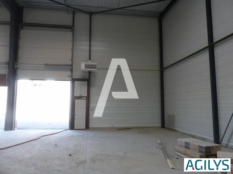 Flex in Saint-Pierre-du-Perray for lease Interior Photo- Image 1 of 7