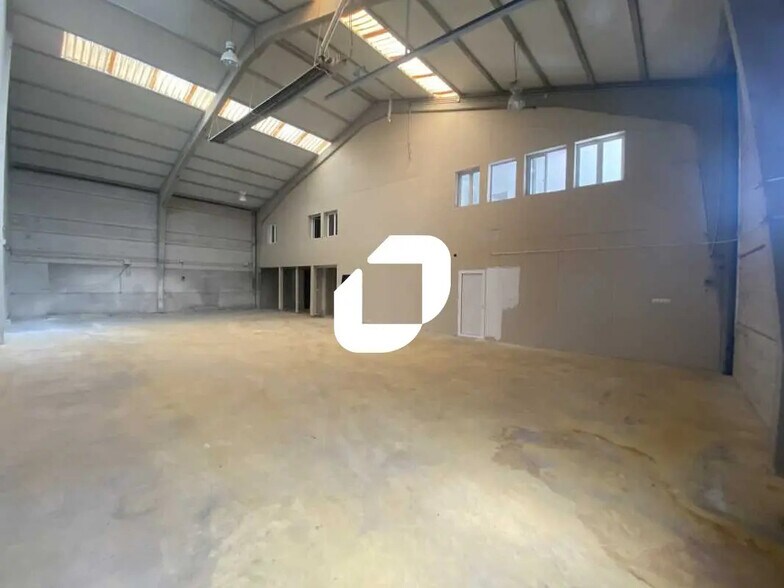 Flex in Ennery for lease - Interior Photo - Image 2 of 9