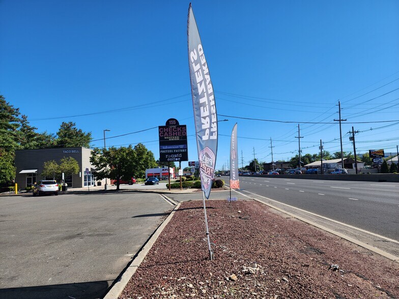 155 Route 17, Hasbrouck Heights, NJ à louer - Photo du bâtiment - Image 2 de 5