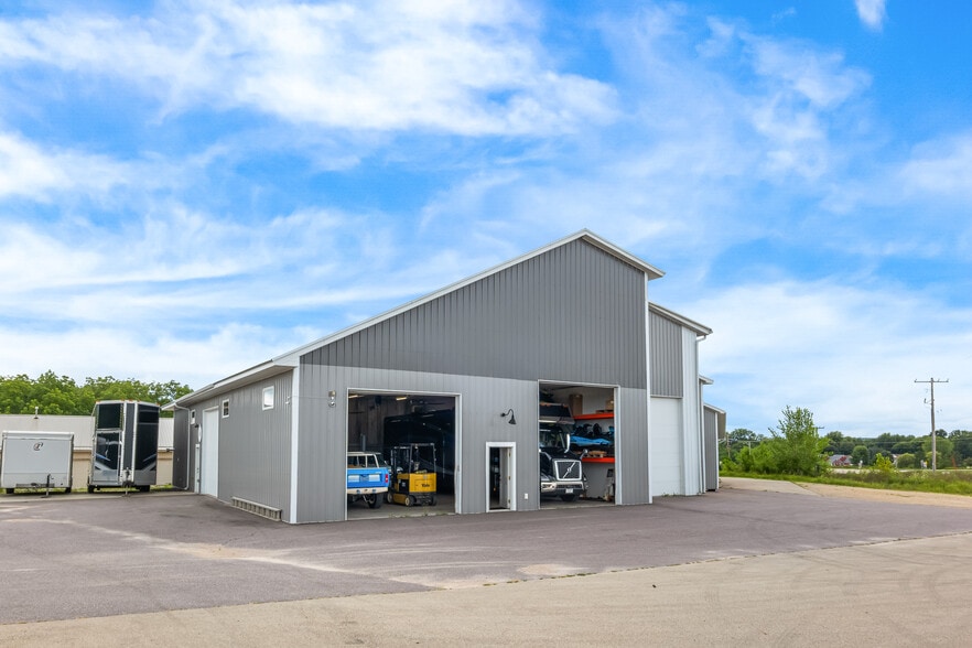 W1726 North Street, Green Lake, WI à vendre - Photo du bâtiment - Image 2 de 37