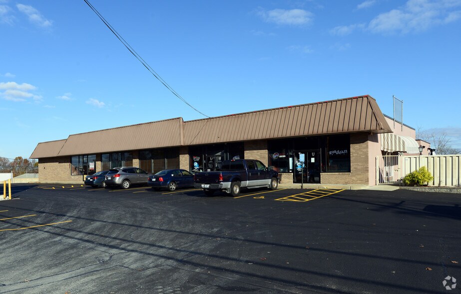 505 Atwood Ave, Cranston, RI à louer - Photo principale - Image 1 de 31