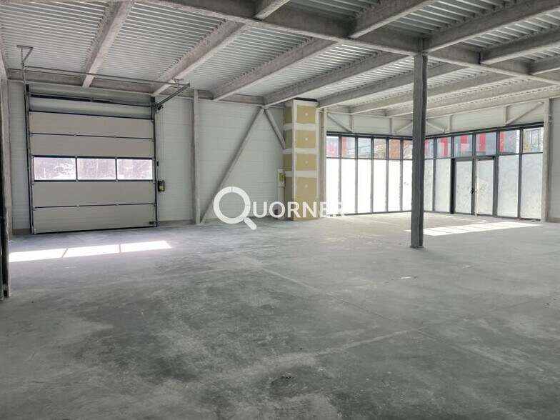 Retail in Frejus for lease - Interior Photo - Image 1 of 3