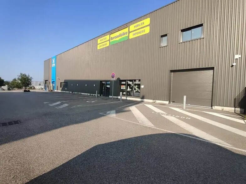 Retail in Bourgoin-Jallieu for lease - Building Photo - Image 3 of 4