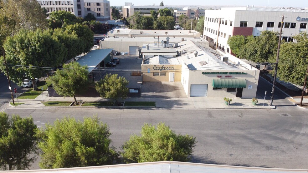 Eagleson Body Works portefeuille de 2 propriétés à vendre sur LoopNet.ca - Photo du bâtiment - Image 2 de 8