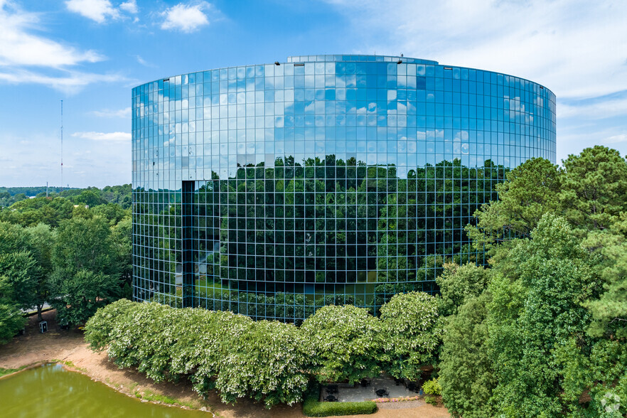 100 Crescent Center Pkwy, Tucker, GA à louer - Photo du bâtiment - Image 3 de 20