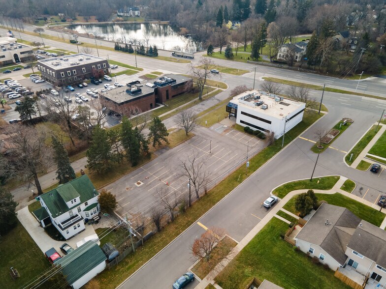 44060 Woodward Ave, Bloomfield Hills, MI à louer - Aérien - Image 2 de 24
