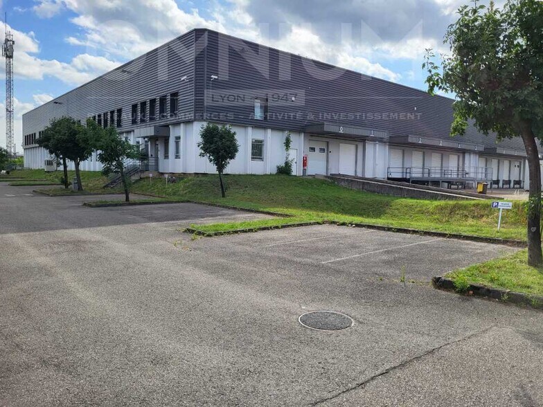 Industriel dans Vénissieux à louer - Photo du bâtiment - Image 1 de 12