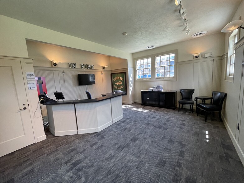 226 Lakeview Dr, Sugar Land, TX for sale - Building Photo - Image 3 of 7