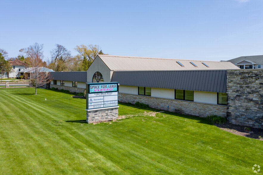 1317 W Grand Ave, Port Washington, WI à louer - Photo du bâtiment - Image 3 de 21